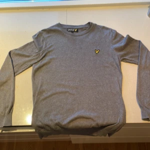Lyle scott tröja - Växte ur den helt enkelt fortfarande i brilliant skick. Passar xs och S Nypris 800kr