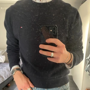 KASHMIR TOMMY HILFIGER TRÖJA - Nyskick, storlek XL men passar M och L.