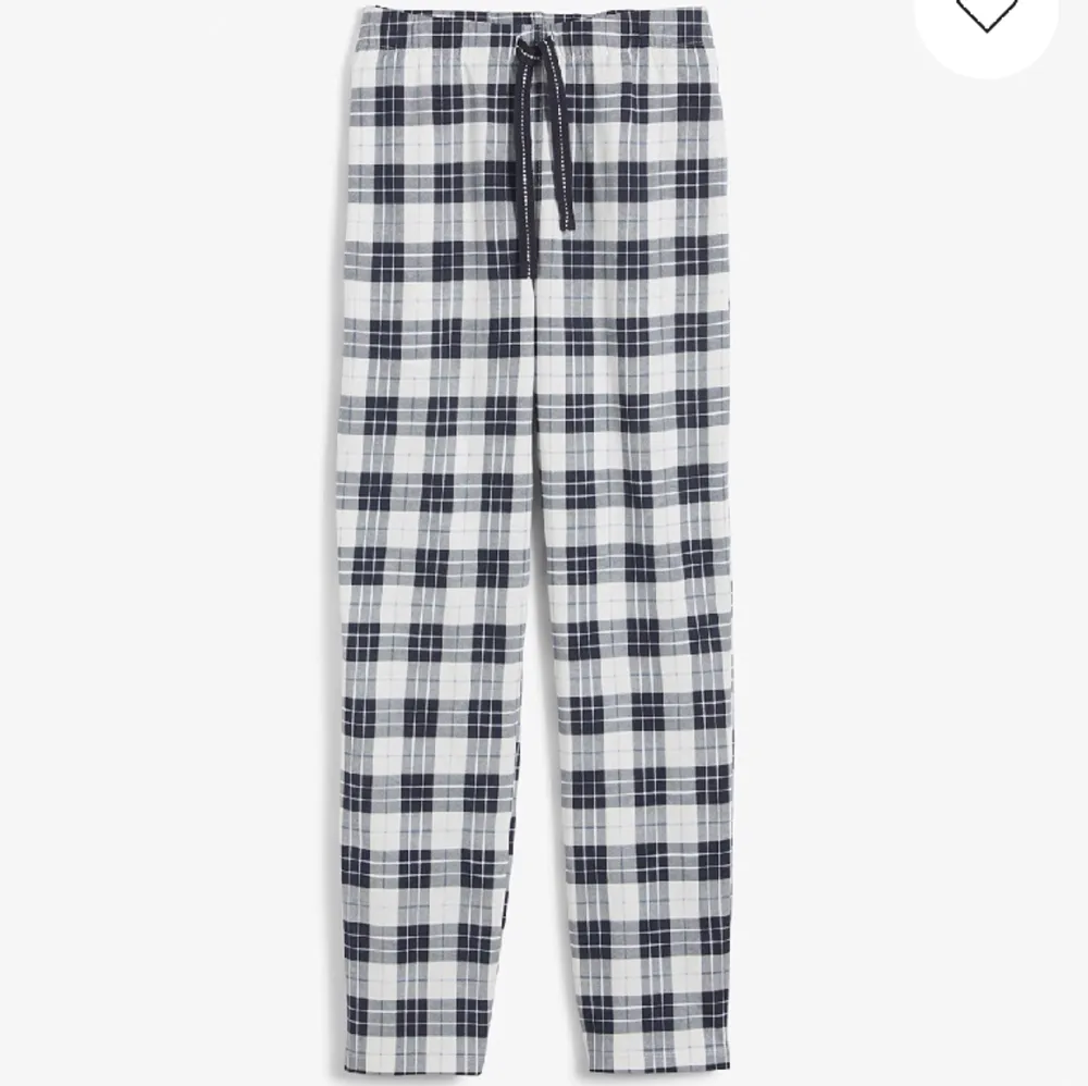 Fina pyjamasbyxor i strl S från Kappahl i mörkblå och vit. Jeans & Byxor.