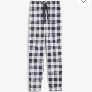 Fina pyjamasbyxor i strl S från Kappahl i mörkblå och vit