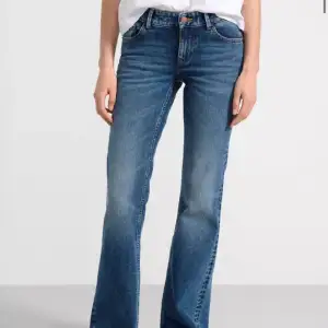 Säljer mina jeans då dem inte kommer till andvänding. Inte alls slitna. Orginalpris ligger på 500. Skriv privat vid mer frågor. Dem är i storlek 40 men skulle säga att dem sitter som en 38a.  