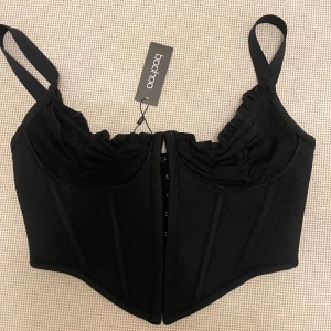 Korsett topp  - Helt ny, köpt på asos. Nypris va runt 400
