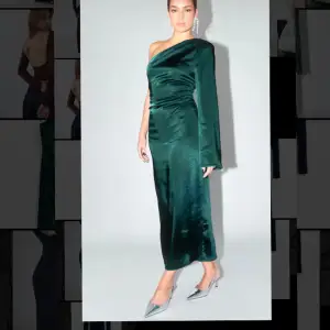Eneraldgrön silkesklänning i storlek 40. Har inte navänt den någon gång, prislappen är kvar. Köptes för 500, skriv om ni undrar något!