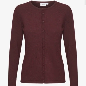 Vinröd kofta - Jag säljer denna fina kofta jag fick i julklapp då jag knappt inte använder den. Nypris är 349kr skriv om ni undrar över något eller om ni vill ha mer bilder 💗💗