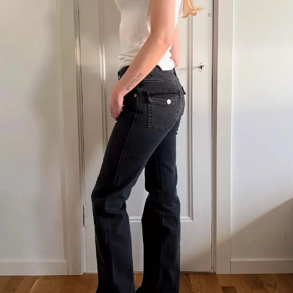 Säljer ett par svarta jeans från Lager 157, skitsnygga på och sitter hur bra som helst, Endast använda 1 gång då dom va för långa för mig 🤎. Jeans & Byxor.