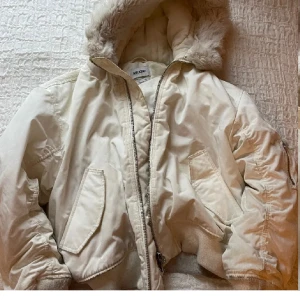 Vit jacka  - (Lånade bilder!) Supersnygg vit jacka från weekday, köpt hör på Plick men tyvärr inte kommit till användning! Storlek M men är oversized! Tecken på användning då den är lite smutsig,  men går säkert att tvätta! Skriv privat för frågor eller bilder!💞