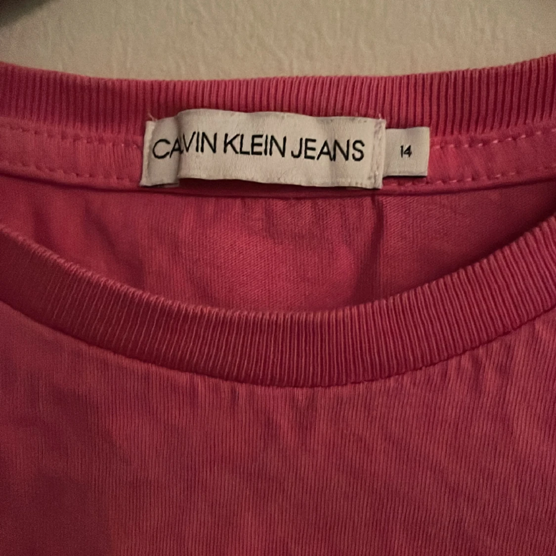 Rosa Calvin Klein t-shirt i storlek 14/XS - 91