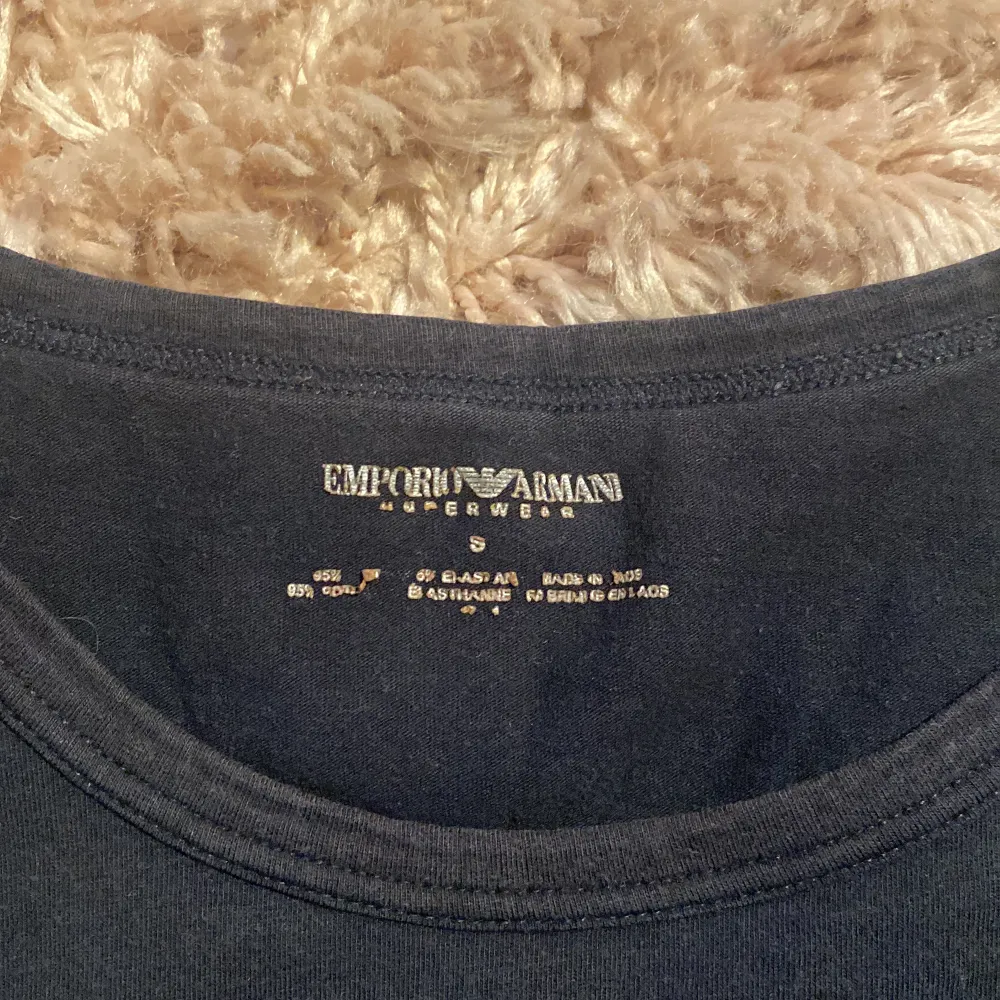 Tjena! Säljer denna Armani tröjan, använd några gånger men inga fläckar eller hål.. T-shirts.