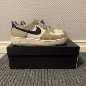Nike Airforce ’07 - Ett par Airforces som jag använt ett tag. Tyvärr har jag tappat intresse för dom! Skick 8/10