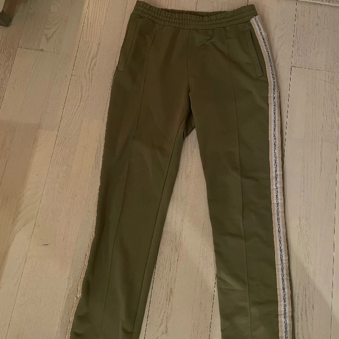 Wesc byxor i storleken L