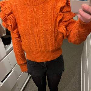 Fin stickad orange tröja från Gina Tricot💓 Använd men i fint skick!