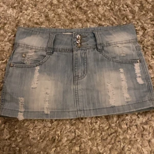 Low waist jeans kjol - Sjukt fin Low waist jeans kjol som jag köpte nyss men va lite för liten❤️ Stprlek xs! Inga defekter. Kom privat för frågor❤️
