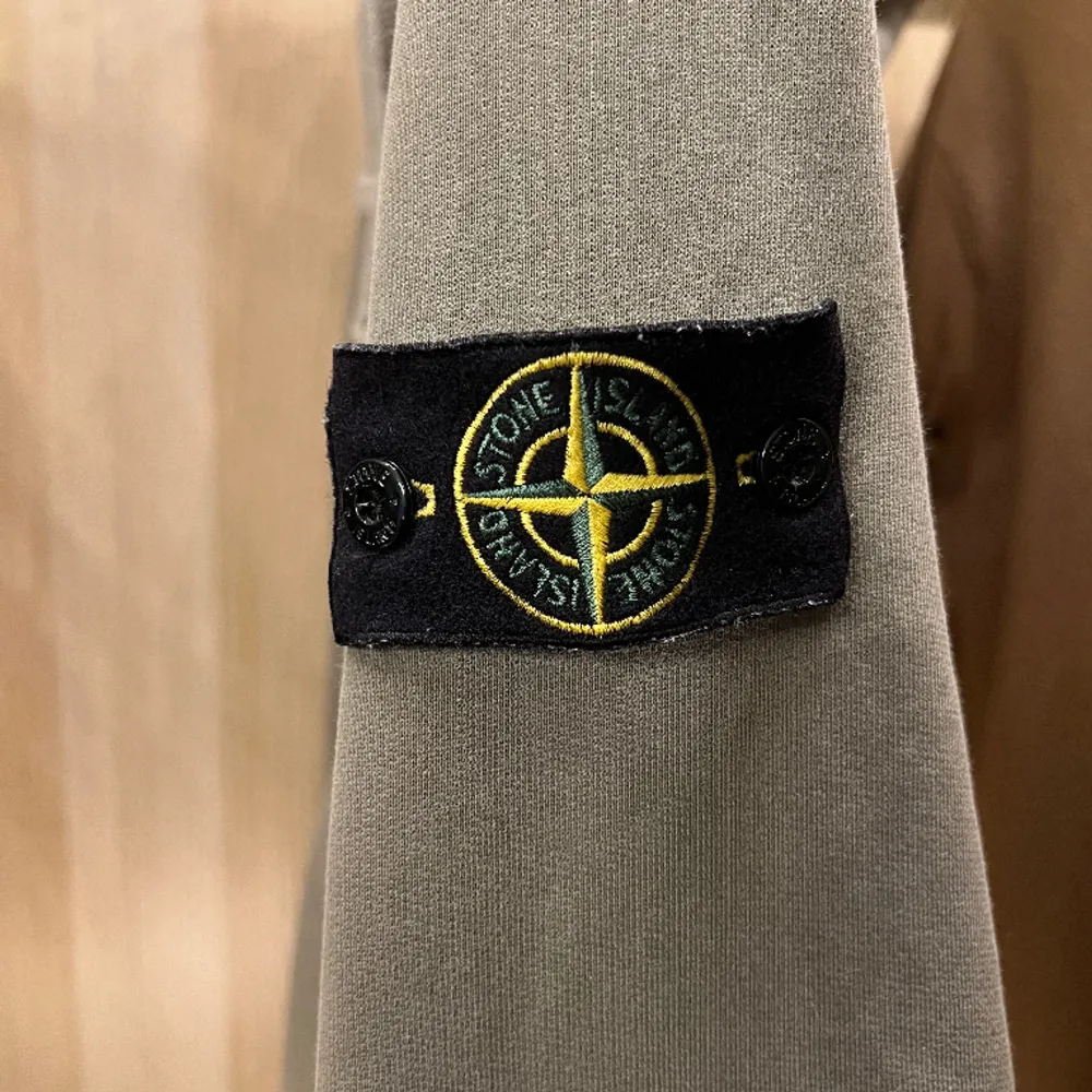 Zip-hoodie från stone island.  Gott skick!. Hoodies.