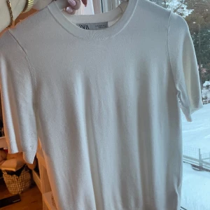 Stickad t-shirt - Finstickad t-shirt ifrån zara, storlek: S🩷 använd en gång🩷 för fler frågor så är det bara att skriva🩷 OBS! Köparen står alltid för frakten🩷