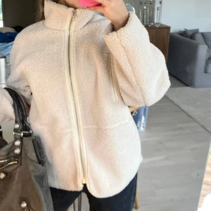 Teddyjacka - Jag säljer min så så fina teddyjacka från H&M jag älskar denna! Så mjuk och fin och passar till allt!❤️