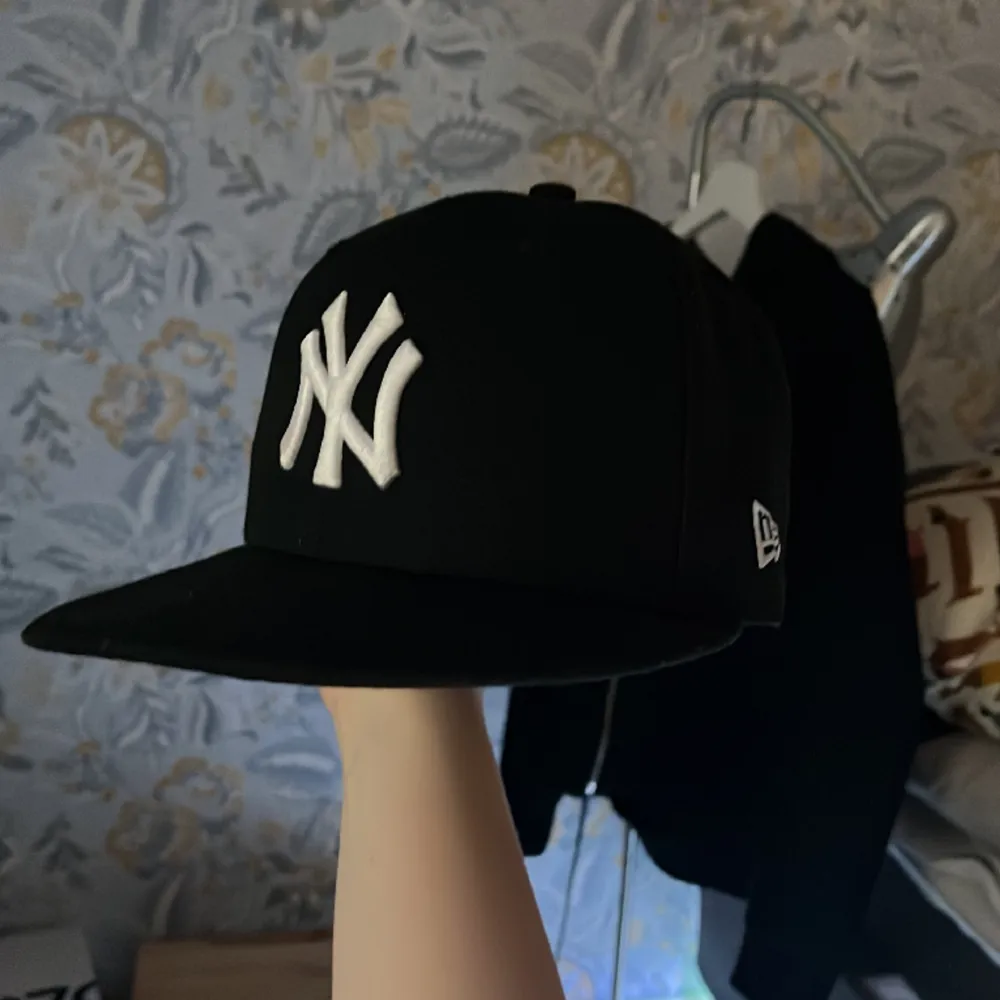 Tjenare det är är en fitted keps och den funkar för både tjejer och killar är väldigt snygg om man gillar lite mer streetwear stil så släng iväg en kommentar av fler bilder och vart jag köpte den 🤗. Accessoarer.