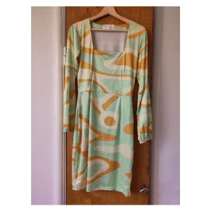 Klänning hosbjerg nyskick - I nyskick, endast använd en gång. 