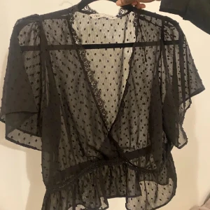 Zara blus - Säljer denna otroligt snygga blus som är svart. Använt den en gång så är i nyskick! 