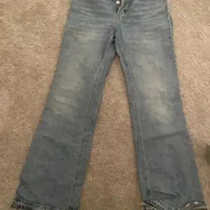 Sköna jeans från hm i storlek 40 skulle säga att dom sitter som en 38. Uppsprättade längst ner så skulle säga att dom är lagom långa för någon under 170cm💕 köparen står för frakten🩷
