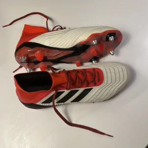 adidas Predator 18.1 SG Cold Blooded - Vit/Svart/Röd - Använda Max 2-3 träningar.   Nypris: 1999 Mitt pris: 200