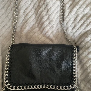 Tiamo väska - Säljer min tiamo väska pågrund av att den inte kommer till användning längre💓Köpte den för 500 och säljer den nu för 150, det är en knapp som har gått av men man kan ba sy på den igen❤️