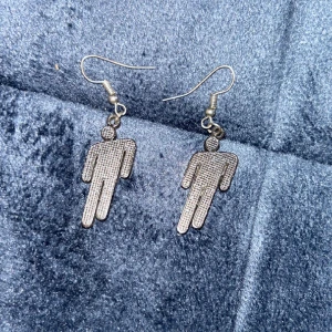 blohsh liknande örhängen - säljer blohsh örhängen av plast. inte äkta! aldrig använt, dem har mest varit uppe som prydnad. väldigt söta och fina. skriv gärna innan du köper💕 !köparen står för frakten!