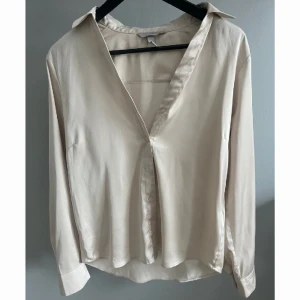 Satin skjorta  - Säljer denna fina satin skjorta som knappt är använd och i nyskick💕I storlek 38 men passar mig som är en S !