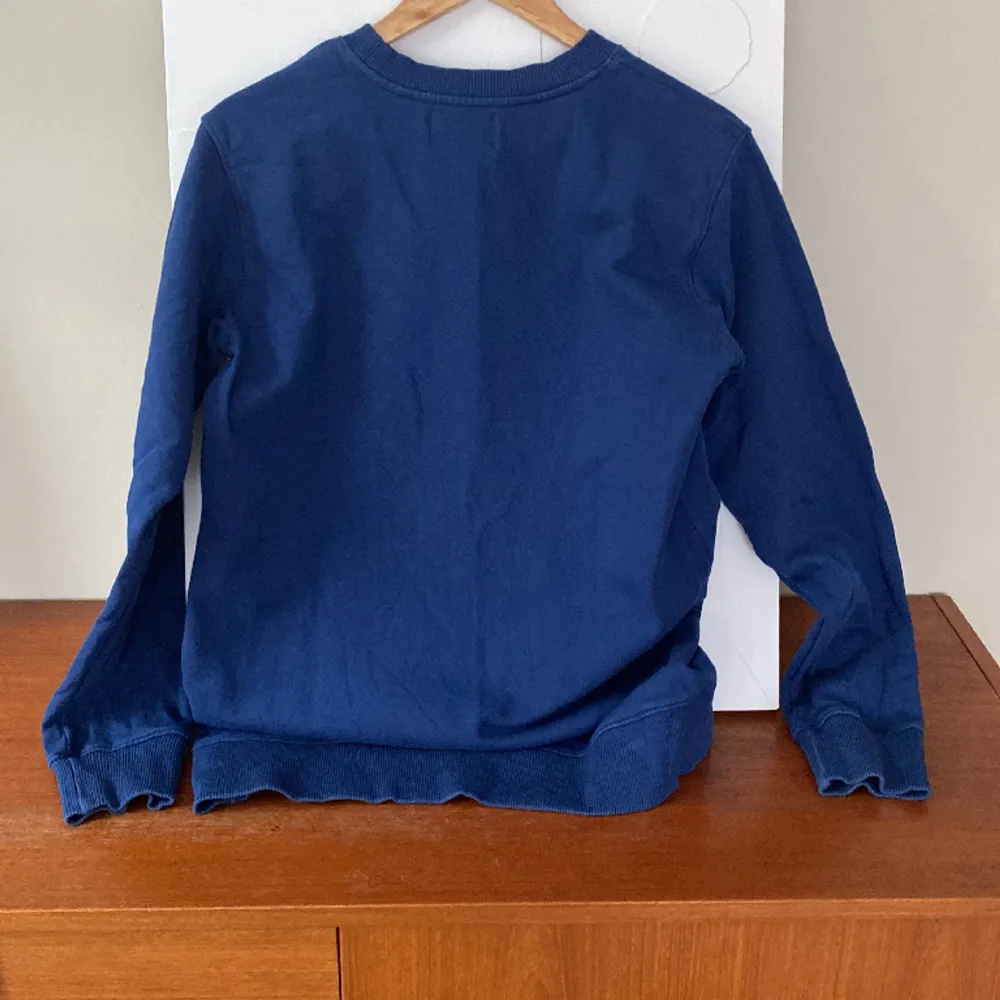 En mörk marinblå tröja, skick 7/10 i storlek M, passar även S då den har en fin passform. Hoodies.