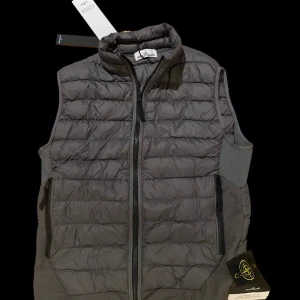 Stone Island väst - Stone island väst. Storlek: L Vid intresse hör av er! Mörkgrå i färgen.