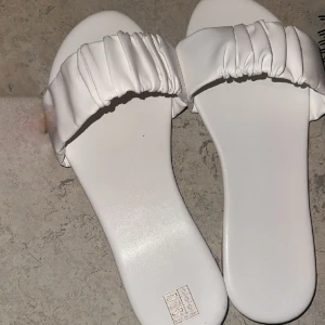 Sandaler - Oanvända pga liten i storlek. Storlek 39 men passar 37-38