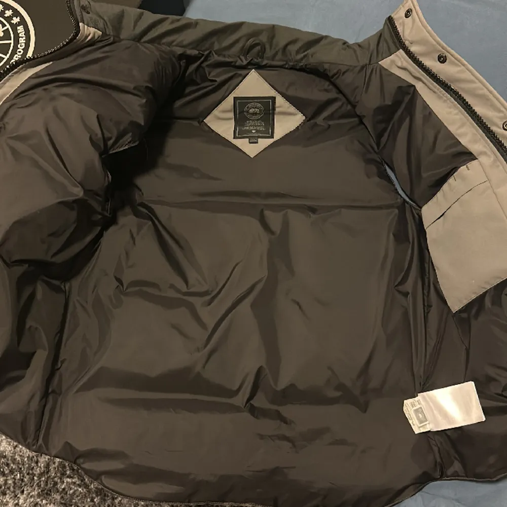 En nästan helt ny black label Canada goose väst köpt från Canada Goose hemsida. (Digitalt kvitto finns) köpt för cirka 5600 kr och den är i storlek L. Perfekt för småkyligt väder och Perfekt för o vakta centrum eller grischa i stan o se maskulin ut.. Jackor.