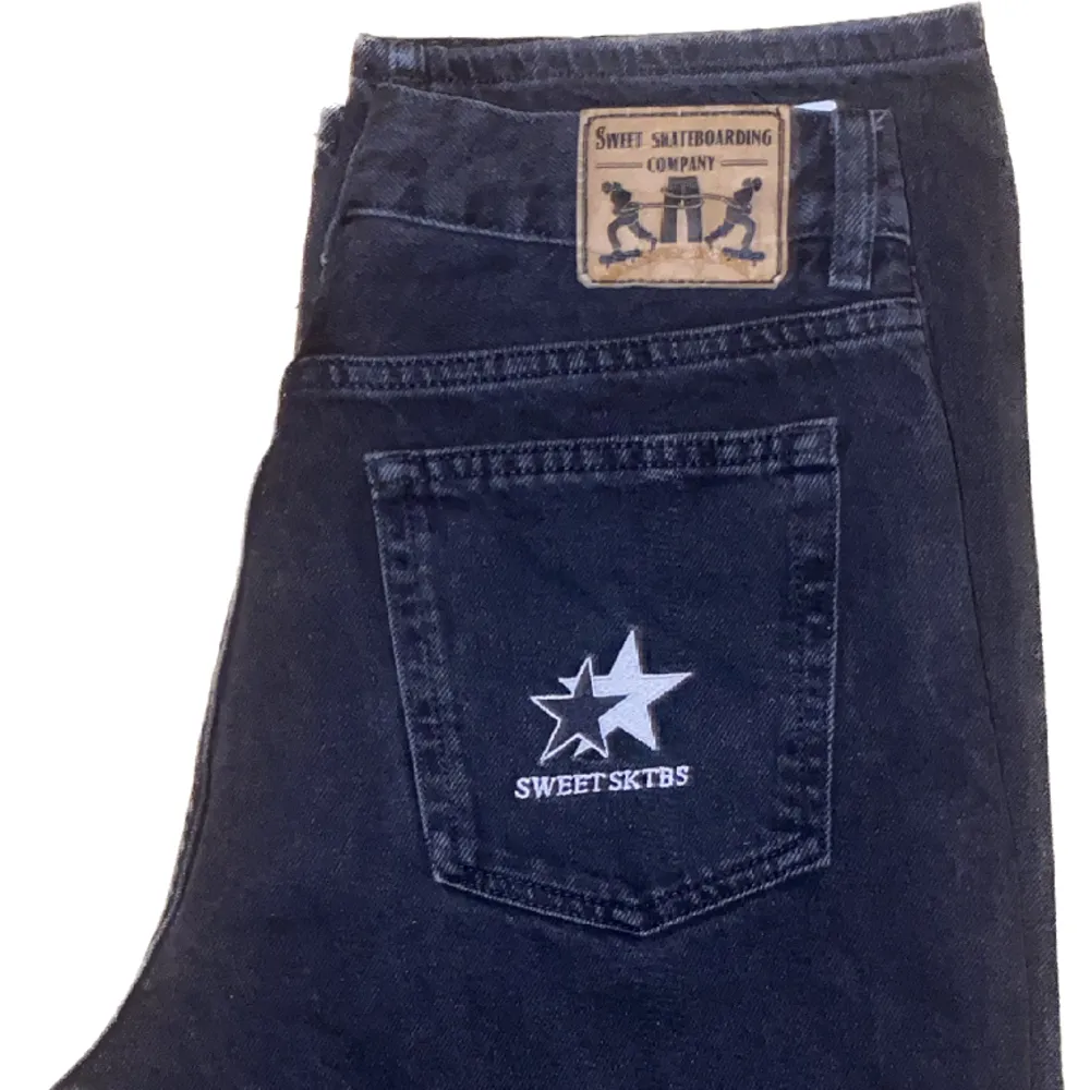 Riktigt feta svarta baggy jeans 🙏 Fint skick inga skador  Står storlek XS men passar S Baggy passform ‼️Pris kan diskuteras ‼️. Jeans & Byxor.