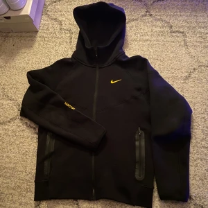 Nike tech hoodie  - Jätte bekväm hoodie.  En av dom bästa som finns ut av nike och är nöjd med den. Men de stopar inte mig från att växa, nu passar den inte längre mig men är säker på att den kommer passa perfekt för dig!!