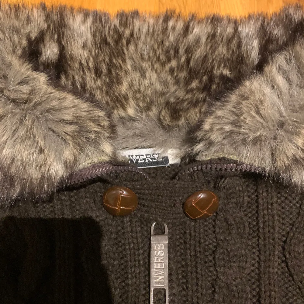 croppad stickad fur jacket som verkligen e så fin, storlek S. Tröjor & Koftor.