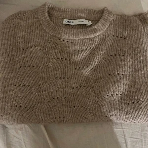 ONLY tröja - säljer min ONLY stickade tröja, aldrig sliten meddelande för frågor 