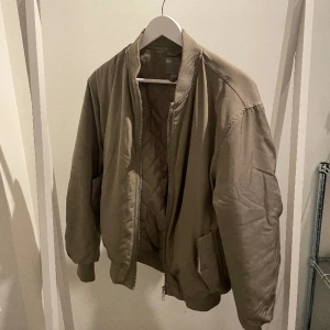 Asos jacka  - Jättesnygg bomberjacka från asos. Storlek 34 men är overaized, så passar s-m