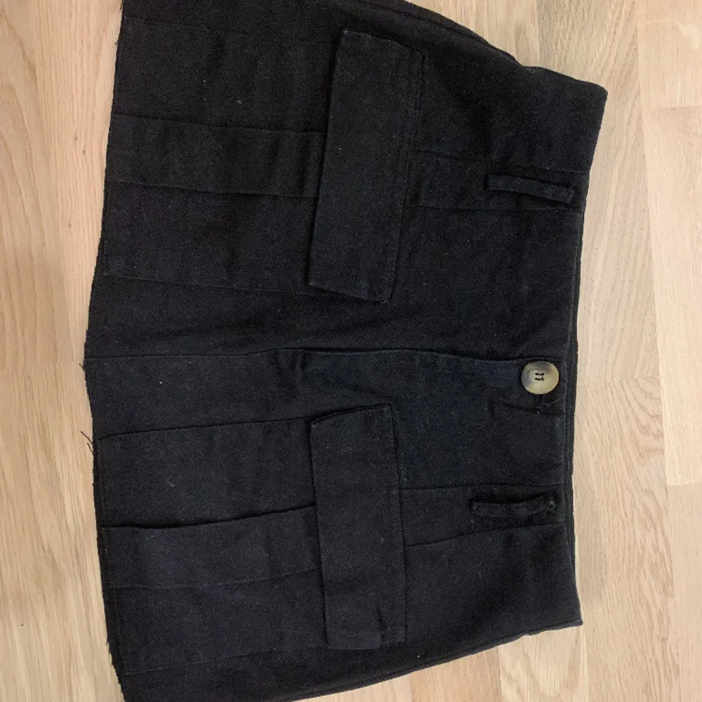 Svart cargo kjol från Zara. Bra skick förutom att en av bältesögglorna är lös på baksidan av kjolen dock lätt att sy fast för hand.. Hameet.