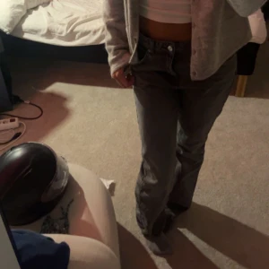 Lowwaist bootcut jeans - Säljer dessa lowwaist bootcut grå jeans, nypris :599, skriv privat för fler bilder 💞