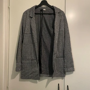 Kavaj från H&M - Superskön kavaj från H&M, köpt för länge sedan ✨används ej mer