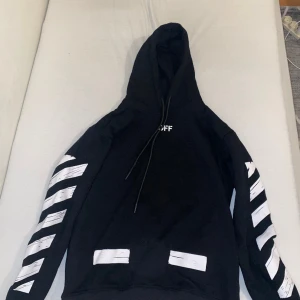 Off white hoodie - Jag säljer denna pga att den är ganska liten i storleken på mig. Det är en storlek M men sitter lite mindre. Slå en pling vid intresse! Pris kan diskuteras!