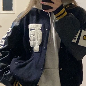 Bomberjacka  - Väldigt fin bomber jacka i streetstyle, köptes för 2000kr ca säljer pga ingen användning ❤️🫶🏻kan gå ner i pris vid överenskommelse(passar xs-m) sitter fint oversized