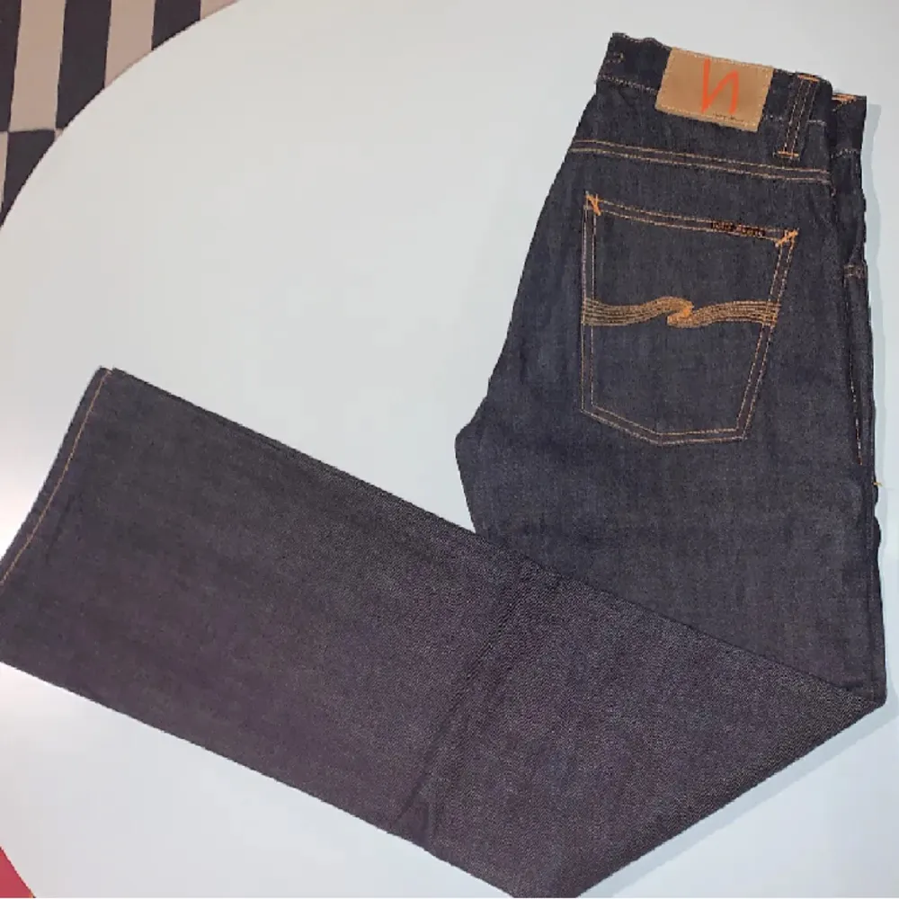 Säljer nu dessa nudie jeansen då de ej kommer till användning | Storlek W28 L32 | Endast testade skick 10/10 | nypris 2000💸 | Kom med prisförslag 😊 (Tar även byten). Jeans & Byxor.