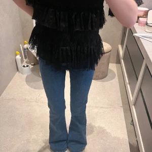 Bootcut jeans❣️ - Ett par bootcut jeans ifrån bikbok i en så fin blå färg!! Knappt täcken på användning så väldigt bra skick💕💕WmL31, men passar även mig som är en WsL29💕