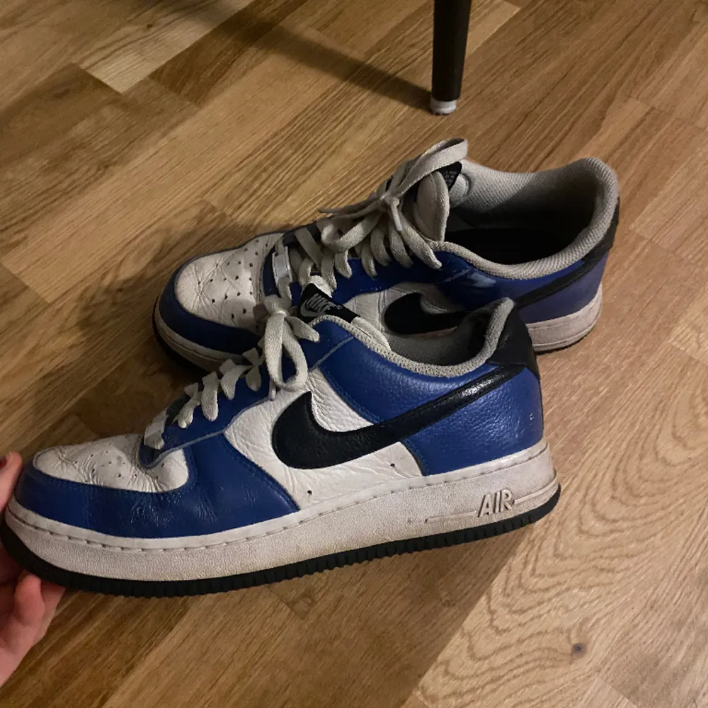 Storlek 41! Egendesignade på Nikes hemsida. Helt okej skick, de är använda och slitna vid hälen inne i skon. Men inget som påverkar speciellt mycket ☺️säljer för 300kr + frakt men skulle kunna tänka mig att gå ner i pris vid snabb affär 💕. Kengät.