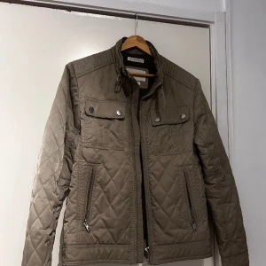 Zara Jacka - En jätte fin beige Jacka som passar perfekt till våren! Storlek M Nytt skick o aldrig använd!