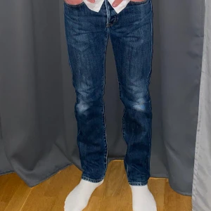 Ralph Lauren jeans W31 L32 - Säljer nu ett par Ralph Lauren jeans i W31 L32, superfint skick 9/10. Klassisk färg som passar till det mesta året om, jättebra kvalité som inte slits. Priset är förhandlingsbart vid snabb affär, kolla sidan för bundles!