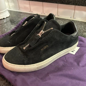 Axel arigato skor - Ett par arigato skor som har används ett extremt fåtal gånger, inga märken eller ”sår” på eller inne i skona