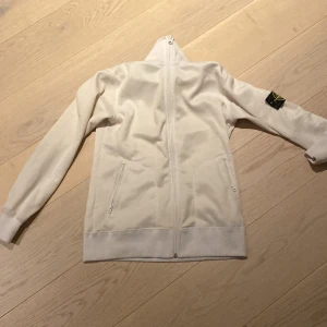 Stone island tröja - Inga hål, använd ett par gånger men inte mycket och kostar 2000-3000k i butik. ⚠️Pris kan diskuteras⚠️