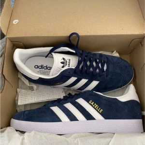 Adidas gazelle - Säljer mina Adidasskor (gazelle) då de inte kommer till användning. Har använt de enstaka gånger så de är som nya. Storlek 39 1/3. Nypris 1249 kr. Skriv för fler bilder! 
