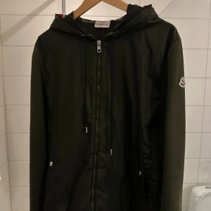 Moncler cardigan - Säljer denna snygga jackan för den får för lite kärlek.   Storlek: 3/M  Cond: 8/10  Pris 3799kr